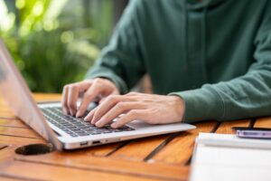 Divulgação empresas UNIASSELVI / Shutterstock
