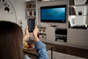 TV Conectada mulher-jovem-usando-tecnologia-domestica m