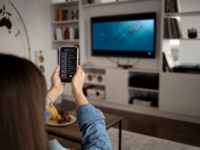 TV Conectada mulher-jovem-usando-tecnologia-domestica m